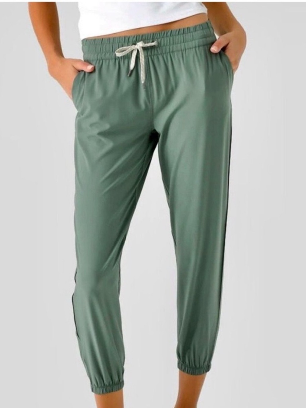 Vuori Weekend Joggers in Marsh Green - size Small